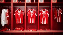 Il Bayern Monaco presenta la nuova maglia: si torna al bianco e rosso