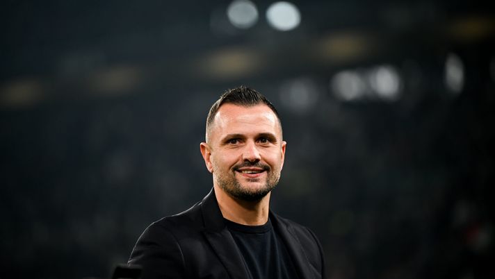 TURIN, ITALY - FEBRUARY 12: Simone Pepe, former Juventus player, smiles and poses for a picture prior to the Serie A TIM match between Juventus and Udinese Calcio - Serie A TIM at Allianz Stadium on February 12, 2024 in Turin, Italy. (Photo by Daniele Badolato - Juventus FC/Juventus FC via Getty Images ) Pepe esalta Conte: “Vinto l’ennesimo scudetto senza avere la miglior squadra” - immagine 1