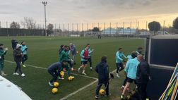 Lazio, tra gli applausi dei tifosi i biancocelesti lasciano il Fersini – VIDEO