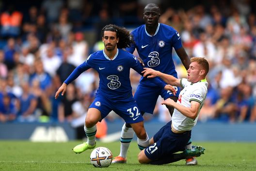 LONDRA, INGHILTERRA - 14 AGOSTO: Marc Cucurella del Chelsea viene contrastato da Dejan Kulusevski del Tottenham Hotspur durante la partita di Premier League tra Chelsea FC e Tottenham Hotspur allo Stamford Bridge il 14 agosto 2022 a Londra, Inghilterra. (Foto di Shaun Botterill/Getty Images) Tottenham-Chelsea 3-4: la rimonta dei Blues passa ancora da Palmer- immagine 2
