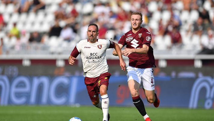 TURIN, ITALY - SEPTEMBER 12: Tommaso Pobega (R) of Torino FC competes with Franck Ribery of US Salernitana during the Serie A match between Torino FC and US Salernitana at Stadio Olimpico di Torino on September 12, 2021 in Turin, Italy. (Photo by Valerio Pennicino/Getty Images) Salernitana-Torino, i precedenti: nel 2009 i granata di Colantuono vinsero 3-0 - immagine 1