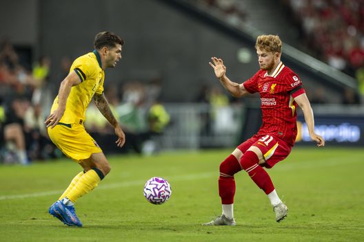 HONG KONG, CHINA - JULY 26: Christian Pulisic of AC Milan (L) and Luca Stephenson of Liverpool (R) in action during the Liverpool FC v AC Milan Pre-Season Friendly match at Kai Tak Stadium on July 26, 2025 in Hong Kong, China. (Photo by Yu Chun Christopher Wong/Eurasia Sport Images/Getty Images)  A tutto Christian Pulisic: “Cosa penso sul Milan, Allegri, Modric, Ricci e…”- immagine 5
