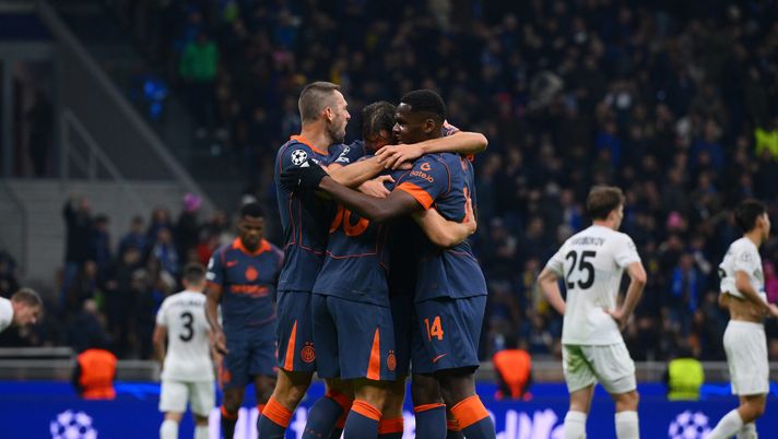 MILAN, ITALY - NOVEMBER 05: Carlos Augusto of FC Internazionale celebrates with team-mates after scoring the goal during the UEFA Champions League 2025/26 League Phase MD4 match between FC Internazionale Milano and FC Kairat Almaty at Stadio San Siro on November 05, 2025 in Milan, Italy. (Photo by Mattia Pistoia - Inter/Inter via Getty Images) Champions League, Inter-Kairat 2-1. L’Atalanta batte il Marsiglia: decide Samardzic - immagine 1