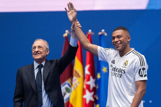 Il nuovo acquisto del Real Madrid, Kylian Mbappé, viene presentato da Florentino Perez Rodriguez, presidente del Real Madrid, allo stadio Santiago Bernabeu il 16 luglio 2024 a Madrid, Spagna. (Foto di David Ramos/Getty Images) Florentino Perez festeggia 25 anni alla guida del Real Madrid- immagine 4
