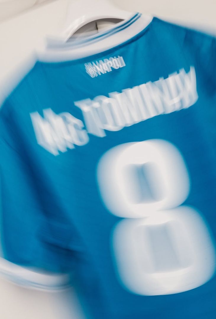 Sale l'attesa per il fischio d'inizio (fissato per le 21:00 odierne) di Napoli-Sporting Lisbona, gara valevole per la 2ª giornata della League Phase dell'annuale edizione di Champions. Per l'occasione, la squadra di Antonio Conte, come dimostra il seguente post pubblicato dalla società partenopea sul proprio account Instagram, scenderà in campo con indosso la maglia azzurra. Spunta, inoltre, un indizio per l'undici titolare dei padroni di casa: tra le foto compare la maglia di Vanja Milinkovic-Savic. È probabile, dunque, che il titolare tra i pali stasera sia il gigante serbo (a discapito di Alex Meret).