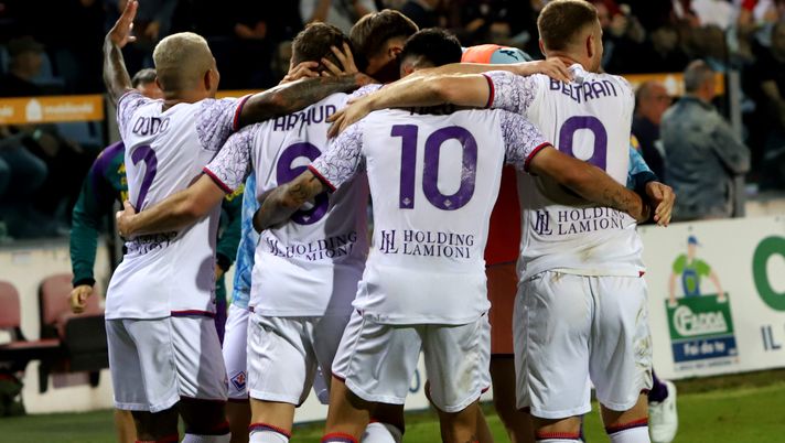 CAGLIARI, ITALY - MAY 23: Arthur of Fiorentina celebrates scoring his goal 2-3 during the Serie A TIM match between Cagliari and ACF Fiorentina - Serie A TIM at Sardegna Arena on May 23, 2024 in Cagliari, Italy. (Photo by Enrico Locci/Getty Images) Gazzetta: “Fiorentina fortunata. Vince grazie a un recupero esagerato” - immagine 1