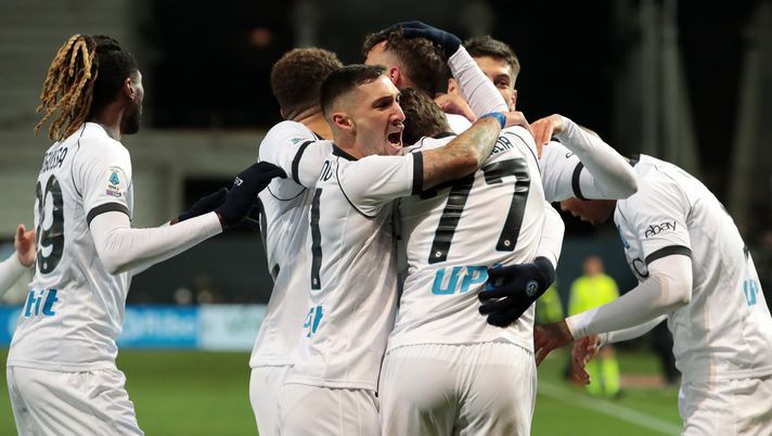 BERGAMO, ITALY - NOVEMBER 25: Amir Rrahmani of SSC Napoli (obscured) celebrates with teammates after scoring the team's first goal which is later disallowed during the Serie A TIM match between Atalanta BC and SSC Napoli at Gewiss Stadium on November 25, 2023 in Bergamo, Italy. (Photo by Emilio Andreoli/Getty Images) Napoli Inter