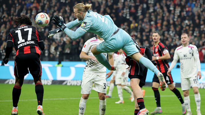 FRANKFURT AM MAIN, GERMANY - NOVEMBER 09: Goalkeeper Robin Zentner of 1. FSV Mainz 05 clears the ball whilst under pressure from Sepe Elye Wahi of Eintracht Frankfurt during the Bundesliga match between Eintracht Frankfurt and 1. FSV Mainz 05 at Deutsche Bank Park on November 09, 2025 in Frankfurt am Main, Germany. (Photo by Alex Grimm/Getty Images) Bundesliga, Mainz-Hoffenheim: dove guardare la gara in streaming live - immagine 1