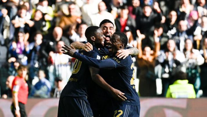 TURIN, ITALY - FEBRUARY 02: Randal Kolo Muani of Juventus celebrates after scoring his team's second goal with teammates Nicolas Gonzalez and Timothy Weah during the Serie A match between Juventus and Empoli at Juventus Stadium on February 02, 2025 in Turin, Italy. (Photo by Daniele Badolato - Juventus FC/Juventus FC via Getty Images) Kolo Muani o Weah e il caso assist: tutte le decisioni per il fantacalcio - immagine 1