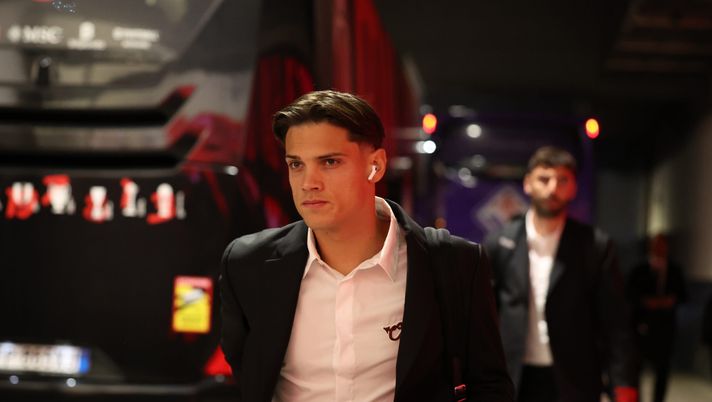 MILAN, ITALY - OCTOBER 19: Samuele Ricci of AC Milan arrives before the Serie A match between AC Milan and ACF Fiorentina at Giuseppe Meazza Stadium on October 19, 2025 in Milan, Italy. (Photo by Claudio Villa/AC Milan via Getty Images) Atalanta-Milan, Allegri su Ricci: “Sta facendo bene, ma deve migliorare…” - immagine 1