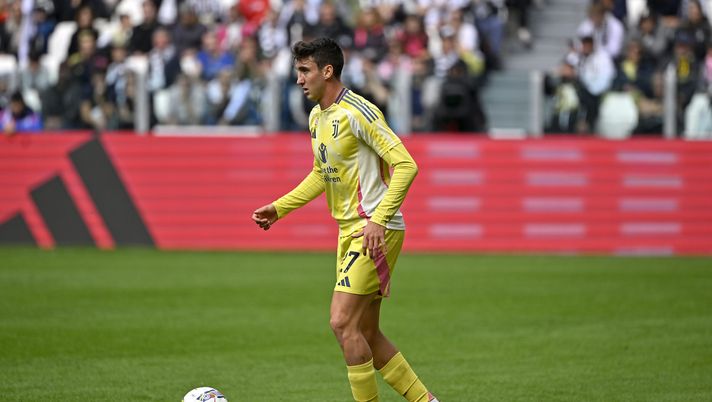 TURIN, ITALY - OCTOBER 06: Andrea Cambiaso of Juventus controls the ball during the Serie A match between Juventus and Cagliari Calcio at Allianz Stadium on October 06, 2024 in Turin, Italy. (Photo by Filippo Alfero - Juventus FC/Juventus FC via Getty Images) cambiaso