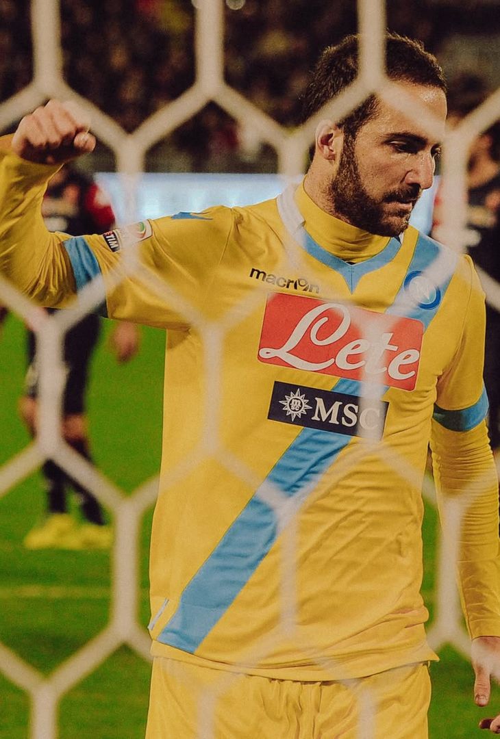 Poco più di 24 ore separano Cagliari-Napoli dal suo fischio d'inizio. Valevole per la 30ª giornata di Serie A, la gara andrà in scena domani, venerdì 20 marzo, alle 18:30. Nel frattempo, per smorzare l'attesa, l'account Instagram della società partenopea ha pubblicato un post composto da undici fotografie, una per ogni battaglia che ha avuto per protagoniste, sotto i riflettori dell'Unipol Domus (e ancor prima dello stadio Sant'Elia), la compagine sarda e quella partenopea. Un viaggio che parte dalla stagione 2010/11 e si conclude con quella più recente più recente, ossia la 2024/25.