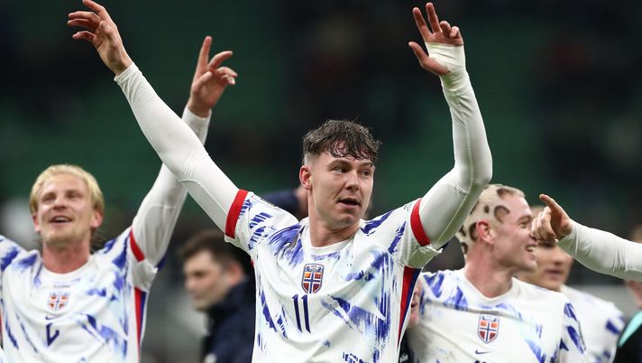 MILAN, ITALY - NOVEMBER 16: Jorgen Strand Larsen of Norway celebrates victory following the FIFA World Cup 2026 qualifier match between Italy and Norway at San Siro Stadium on November 16, 2025 in Milan, Italy. (Photo by Marco Luzzani/Getty Images) strand-larsen-milan-carriera-quando-giocava-dove-giocava-anno-italia-norvegia-wolverhampton-quanto-vale-costo