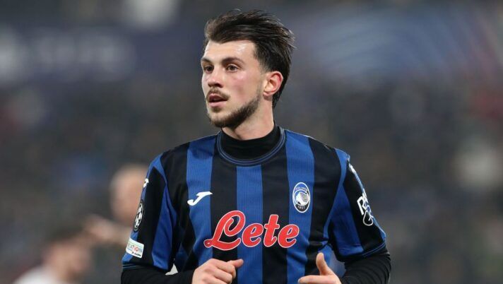 BERGAMO, ITALY - JANUARY 21: Lazar Samardzic of Atalanta BC looks on during the UEFA Champions League 2024/25 League Phase MD7 match between Atalanta BC and SK Sturm Graz at Stadio di Bergamo on January 21, 2025 in Bergamo, Italy. (Photo by Marco Luzzani/Getty Images) Cinque nomi per la 25a giornata: i centrocampisti che potete schierare al fantacalcio - immagine 1