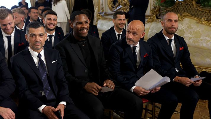 ROME, ITALY - MAY 13: (L-R) AC Milan Head Coach Sergio Conceicao, AC Milan captain Mike Maignan, Bologna FC Head Coach Vincenzo Italiano and Bologna FC captain Daniele De Silvestri pose during AC Milan visit at Quirinal Palace on May 13, 2025 in Rome, Italy. (Photo by Claudio Villa/AC Milan via Getty Images) milan-bologna-coppa-italia-quirinale-mattarella-visita-live-diretta-news