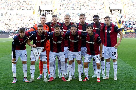UDINE, ITALY - APRIL 28: Bologna players pose for a team photo on the pitch prior to the Serie A match between Udinese and Bologna at Stadio Friuli on April 28, 2025 in Udine, Italy. (Photo by Alessandro Sabattini/Getty Images) milan-bologna-san-siro-curiosita-statistiche-dati-opta-campionato