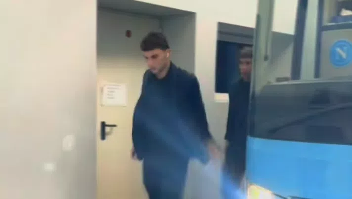 VIDEO I calciatori del Napoli scendono dal pullman: la concentrazione degli azzurri - immagine 1