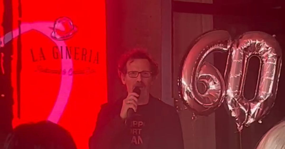 Gegio lancia i cori al Milan Club Padova | VIDEO PM Gegio lancia i cori al Milan Club Padova | VIDEO PM