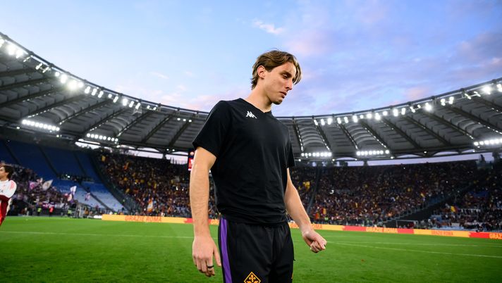 ROME, ITALY - MAY 04: Edoardo Bove of Fiorentina greets his former fans during the Serie A match between AS Roma and Fiorentina at Stadio Olimpico on May 04, 2025 in Rome, Italy. (Photo by Fabio Rossi/AS Roma via Getty Images) Roma, Edoardo Bove volta pagina: prima la rescissione, poi il Watford - immagine 1