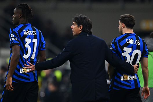 Yann Bisseck, l'allenatore Simone Inzaghi e Carlos Augusto durante la partita di Serie A tra Milan e Inter allo Stadio Giuseppe Meazza il 2 febbraio 2025 a Milano, Italia. (Foto di Mattia Ozbot - Inter/Inter tramite Getty Images) PSG-Inter, assi in panchina: chi può decidere la finale di Champions da subentrato?- immagine 5
