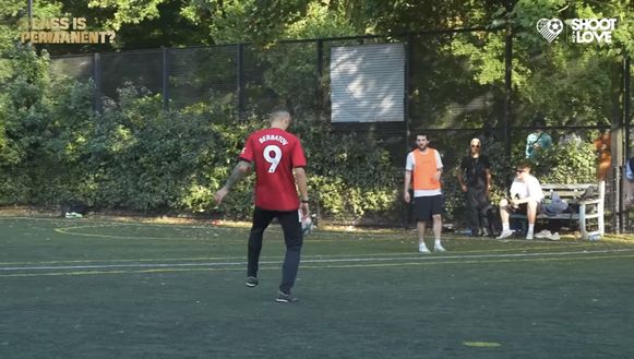 Si traveste e va a giocare al campetto: il prank di Berbatov diventa virale- immagine 2