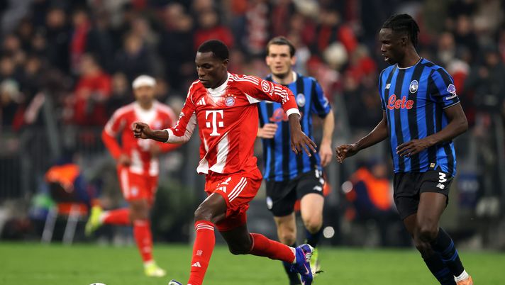 MUNICH, GERMANY - MARCH 18: Nicolas Jackson of FC Bayern Munich runs with the ball under pressure from Odilon Kossounou of Atalanta during the UEFA Champions League 2025/26 Round of 16 Second Leg match between FC Bayern München and Atalanta BC at Football Arena Munich on March 18, 2026 in Munich, Germany. (Photo by Alexander Hassenstein/Getty Images) Nicolas Jackson e il Milan: un lungo corteggiamento, ma serve per l’attacco? - immagine 1