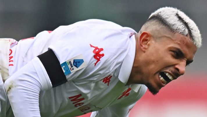 VERONA, ITALY - FEBRUARY 23: Dodo of Fiorentina is challenged by Tomas Suslov of Hellas Verona during the Serie A match between Verona and Fiorentina at Stadio Marcantonio Bentegodi on February 23, 2025 in Verona, Italy. (Photo by Alessandro Sabattini/Getty Images) Dodò