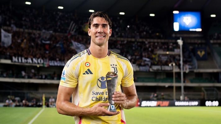 VERONA, ITALY - AUGUST 26: Dusan Vlahovic of Juventus MVP of the match during the Serie A match between Hellas Verona and Juventus at Stadio Marcantonio Bentegodi on August 26, 2024 in Verona, Italy. (Photo by Daniele Badolato - Juventus FC/Juventus FC via Getty Images) Non solo Vlahovic: per Gazzetta c’è un altro juventino da 7,5 in pagella. Locatelli da 7 - immagine 1