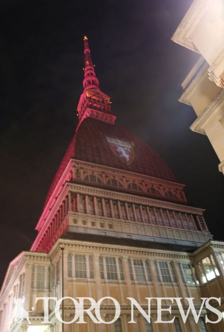 Fotogallery – La Mole si colora di granata per il 4 maggio - immagine 4