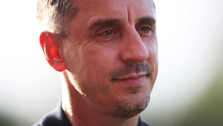 SALFORD, ENGLAND - AUGUST 29: Gary Neville, former English footballer, television pundit and co-owner of Salford City looks on prior to kick-off ahead of the Carabao Cup Second Round match between Salford City and Leeds United at Peninsula Stadium on August 29, 2023 in Salford, England. (Photo by Jess Hornby/Getty Images) Inghilterra, censurata clip Youtube con Neville: violate regole sulla promozione del gioco d’azzardo - immagine 1