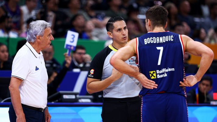 MANILA, PHILIPPINES - SEPTEMBER 10: Head coach Svetislav Pesic (L) and Bogdan Bogdanovic #7 of Serbia argue a call with a referee in the fourth quarter during the FIBA Basketball World Cup Final against Germany at Mall of Asia Arena on September 10, 2023 in Manila, Philippines. (Photo by Yong Teck Lim/Getty Images) Dopo il Mondiale di basket: i numeri di una Serbia super anche senza Jokic - immagine 1