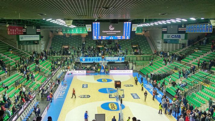 DASPO per un 35enne che palpeggia una ragazza durante il derby di basket: già noto alla Digos - immagine 1