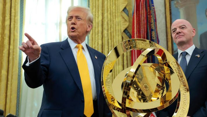WASHINGTON, DC - MARCH 07: U.S. President Donald Trump speaks alongside President of Fédération Internationale de Football Association (FIFA) Gianni Infantino after unveiling the 2025 Club World Cup trophy in the Oval Office at the White House on March 07, 2025 in Washington, DC. President Trump signed an executive order establishing a White House Task Force for the 2026 World Cup. (Photo by Anna Moneymaker/Getty Images) Gaffe di Trump sui Mondiali 2026: “Non sapevo che la Russia fosse esclusa” - immagine 1
