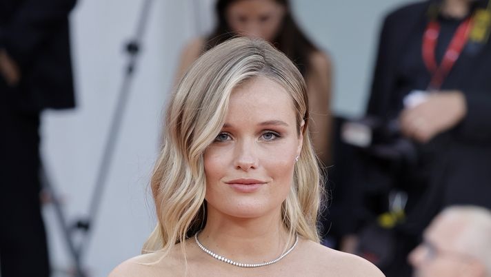 Lady de Jong col pancione sul red carpet a Venezia: “Qualcuno è pronto a…” - immagine 1