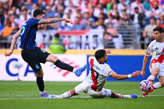 Alessandro Bastoni durante l'azione del 2 a 0 in Inter-River Plate al Lumen Field il 25 giugno 2025 a Seattle, Washington. (Foto di Mattia Pistoia - Inter/Inter tramite Getty Images) Inter, stile “Seattle Grunge”! Chivu si prende gli ottavi di finale e la squadra- immagine 6