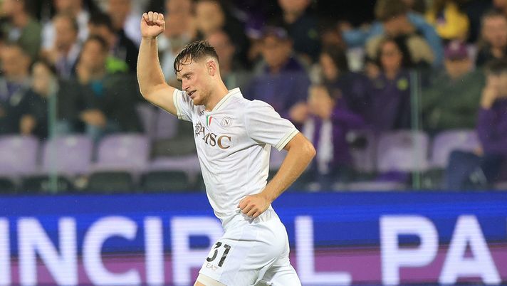 FLORENCE, ITALY - SEPTEMBER 13: Sam Beukema of SSC Napoli celebrates after scoring a goal during the Serie A match between ACF Fiorentina and SSC Napoli at Artemio Franchi on September 13, 2025 in Florence, Italy. (Photo by Gabriele Maltinti/Getty Images) Beukema