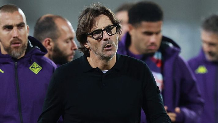 FLORENCE, ITALY - DECEMBER 14: Head coach Paolo Vanoli manager of ACF Fiorentina looks dejected during the Serie A match between ACF Fiorentina and Hellas Verona FC at Artemio Franchi on December 14, 2025 in Florence, Italy. (Photo by Gabriele Maltinti/Getty Images) Guetta chiaro: “Esonerare Vanoli e prendere Iachini. E basta con il vittimismo” - immagine 1