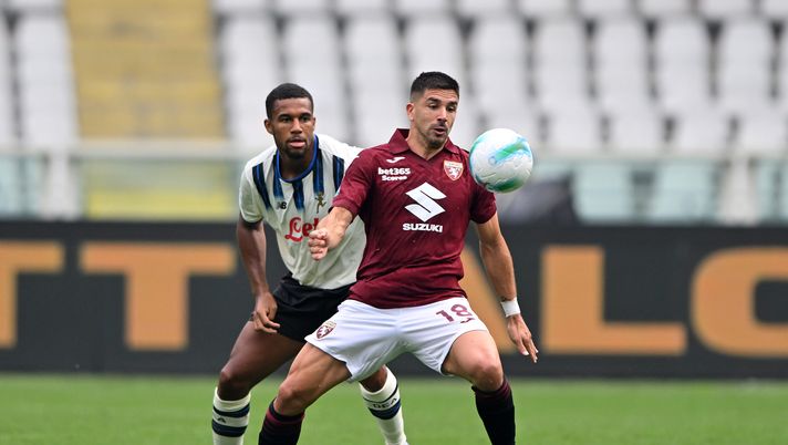 TURIN, ITALY - SEPTEMBER 21: Giovanni Simeone of Torino FC challenged by Isak Hien of Atalanta BC during the Serie A match between Torino FC and Atalanta BC at Stadio Olimpico di Torino on September 21, 2025 in Turin, Italy. (Photo by Chris Ricco/Getty Images) torino-atalanta