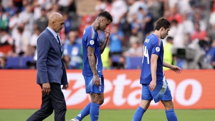 BERLIN, GERMANY - JUNE 29: Gianluca Scamacca (L) Federico Chiesa (C) and Andrea Cambiaso of Italy, look dejected after the team's elimination from the tournament following the UEFA EURO 2024 round of 16 match between Switzerland and Italy at Olympiastadion on June 29, 2024 in Berlin, Germany. (Photo by Alex Grimm/Getty Images) Bergomi: “Ma Ndoye è meglio di Chiesa ed Embolo di Scamacca? Giocatori fuori ruolo” - immagine 1
