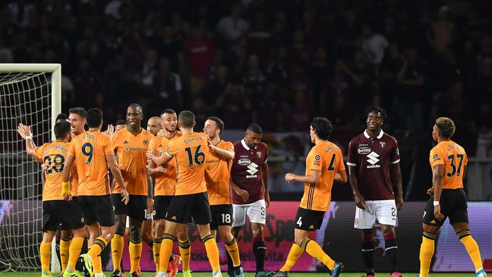 TURIN, ITALY - AUGUST 22: Romain Saiss (C) of Wolverhampton Wanderers celebrates after scoring the opening goal with teammates during the UEFA Europa League Playoffs 1st Leg match between Torino and Wolverhampton Wanderers at Stadio Olimpico on August 22, 2019 in Turin, Italy. (Photo by Valerio Pennicino/Getty Images) Wolves penultimo in Premier e ko in Europa League: aumentano i rimpianti Toro - immagine 1