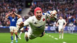 Rugby, butta gli avversari come i birilli e va in meta (video)