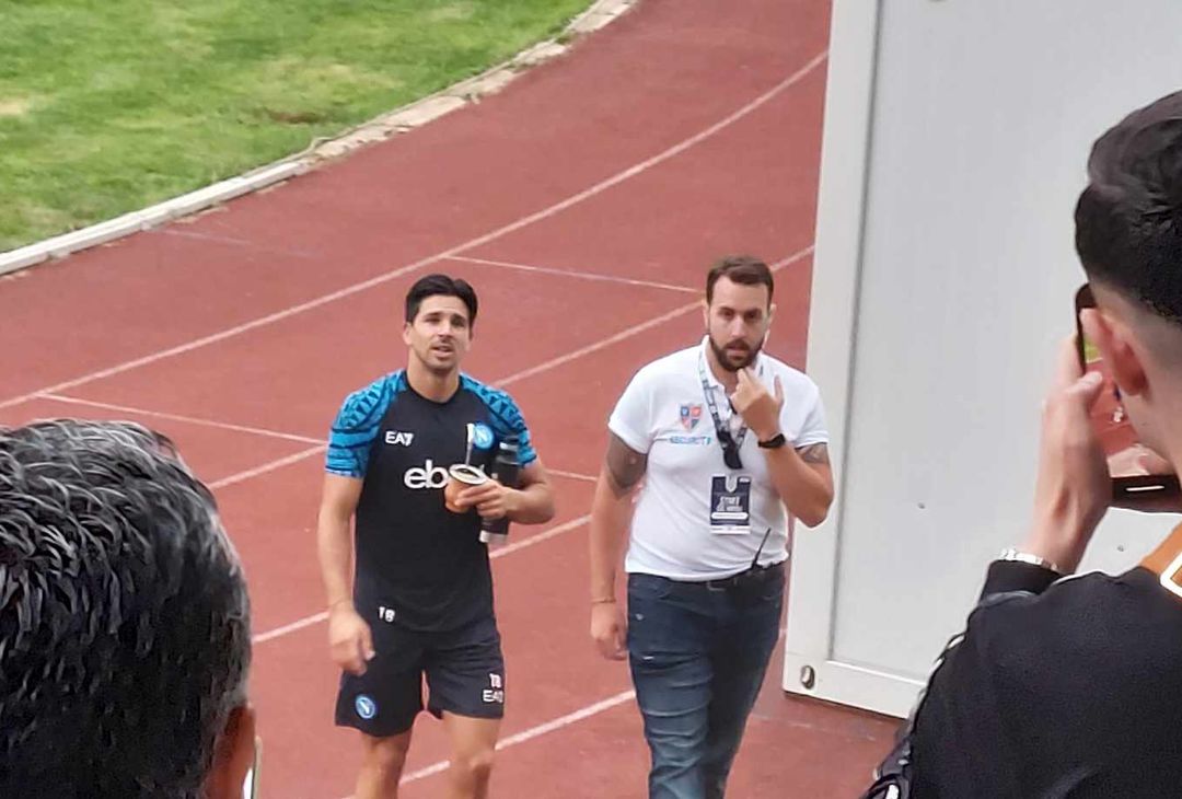 GALLERY Simeone sorseggia il “mate” a fine allenamento mentre saluta i tifosi - immagine 5