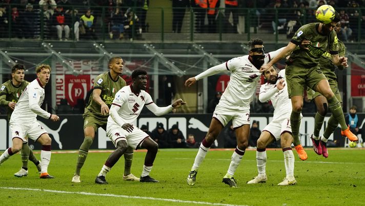 MILAN, ITALY - FEBRUARY 10: Olivier Giroud of AC Milan jumps for the ball during the Serie A match between AC MIlan and Torino FC at Stadio Giuseppe Meazza on February 10, 2023 in Milan, Italy. (Photo by Pier Marco Tacca/AC Milan via Getty Images) Milan-Torino 1-0, l’analisi del gol: Giroud, mestiere e centimetri beffano Djidji - immagine 1
