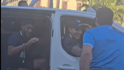 Juan Jesus e Di Lorenzo inseguiti dai tifosi mentre sono sul taxi