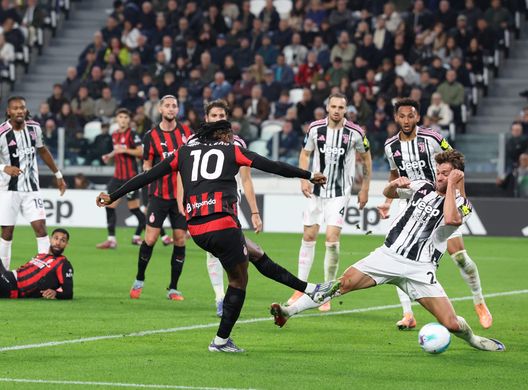 TURIN, ITALY - OCTOBER 05: Rafael Leao of AC Milan in action during the Serie A match between Juventus FC and AC Milan at Allianz Stadium on October 05, 2025 in Turin, Italy. (Photo by Claudio Villa/AC Milan via Getty Images) Juventus-Milan 0-0 le pagelle: Pulisic tradisce il Diavolo, Maignan no- immagine 13