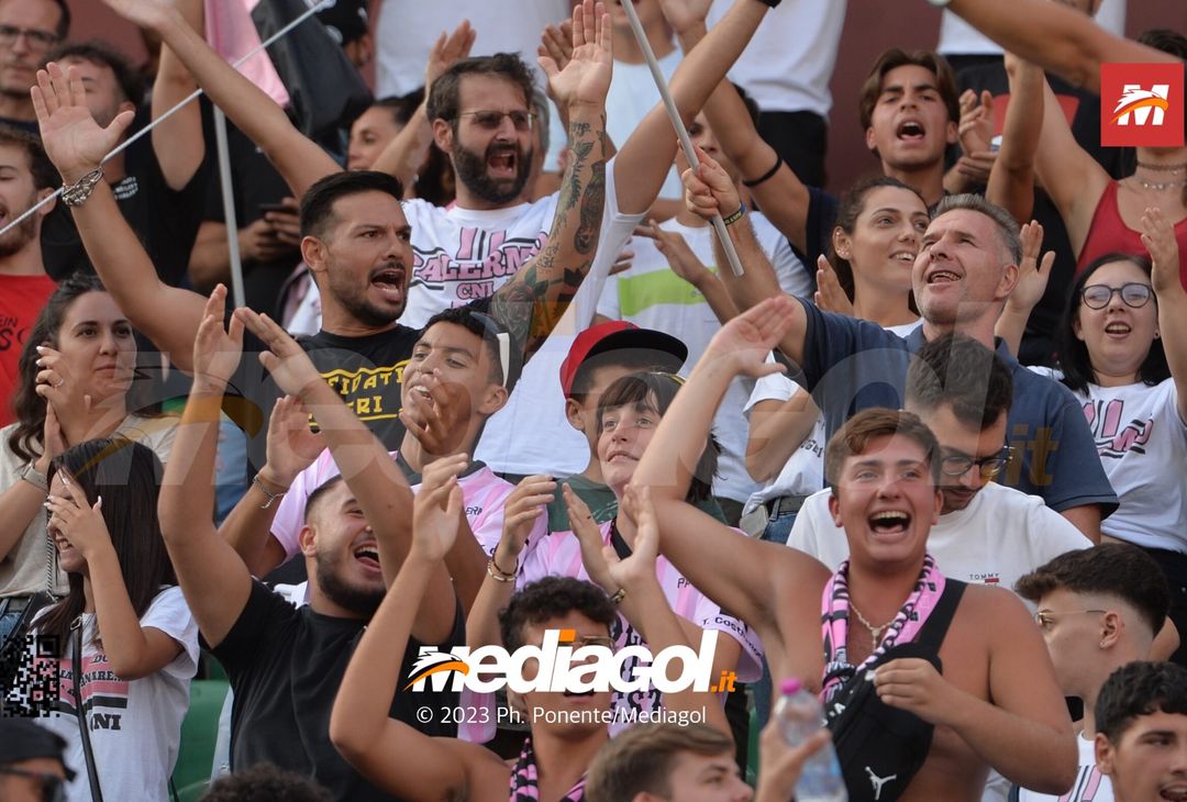 FOTOTIFO Palermo-Feralpisalò 3-0, gli scatti ai tifosi al “Renzo Barbera” (GALLERY) - immagine 24