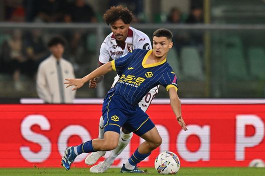 VERONA, ITALY - SEPTEMBER 20: Reda Belahyane of Hellas Verona competes for the ball with Valentino Lazaro of Torino FC during the Serie A match between Verona and Torino at Stadio Marcantonio Bentegodi on September 20, 2024 in Verona, Italy. (Photo by Alessandro Sabattini/Getty Images)