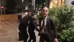 VIDEO Guardiola perde la testa, un tifoso lo provoca e poi tenta di aggredirlo