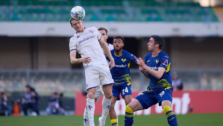 VERONA, ITALY - APRIL 04: Pietro Comuzzo of Fiorentina competes for the ball with Kieron Bowie of Hellas Verona during the Serie A match between Hellas Verona FC and ACF Fiorentina at Stadio Marcantonio Bentegodi on April 04, 2026 in Verona, Italy. (Photo by Emmanuele Ciancaglini/Getty Images) Comuzzo