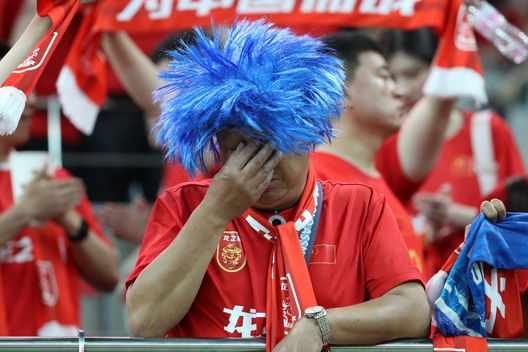 Supporter cinese deluso durante un match della nazionale. (Photo by Chung Sung-Jun/Getty Images) Cina, ondata di condanne per corruzione nel calcio- immagine 2